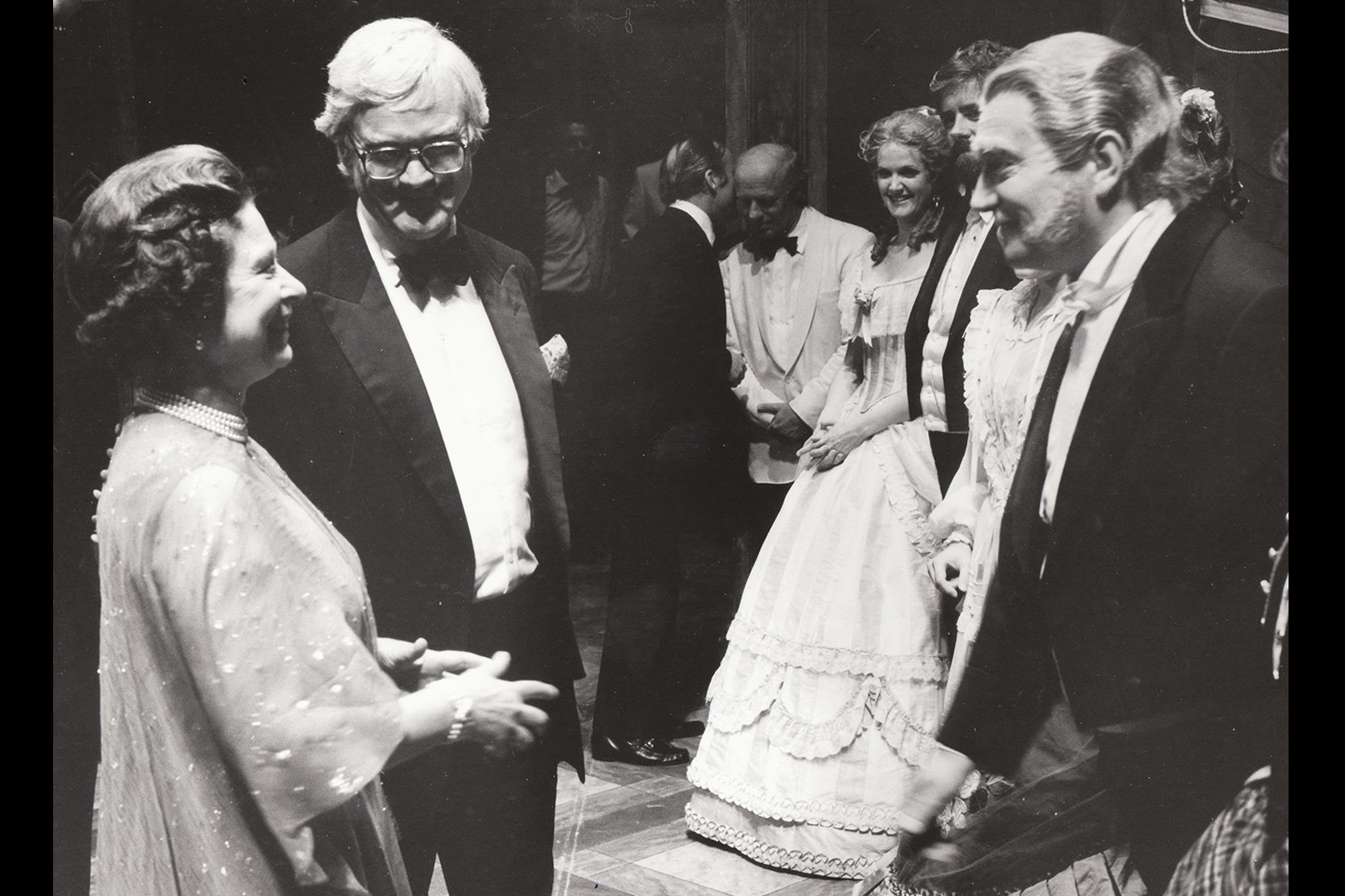 Graf Waldner aus Arabella von Richard Strauss Glyndebourne Festival 1984 Queen Elisabeth, Königin von England, gratuliert nach der Vorstellu Artur Korn und dem Ensemble